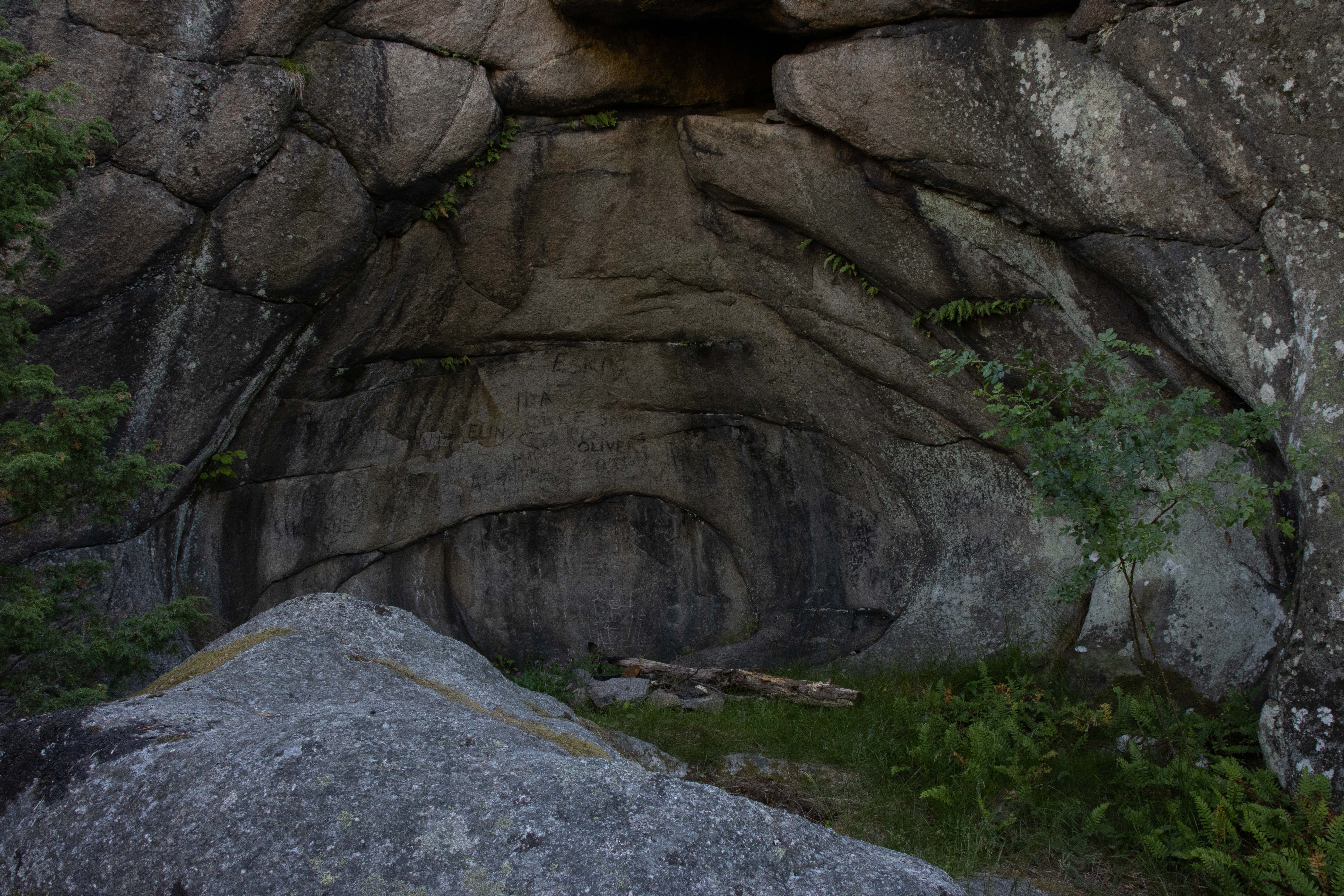 Foto av Tjuv-Halvors grotta