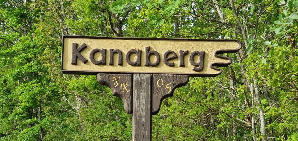 Skylten som pekar ut grottorna i Kanaberg / Karnaberg
