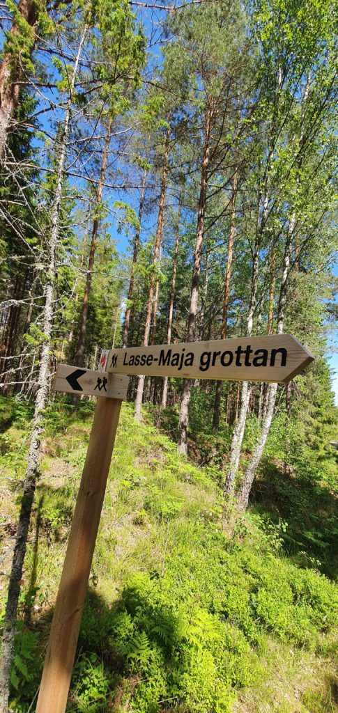 Skylt som pekar ut Lasse-Maja grottan