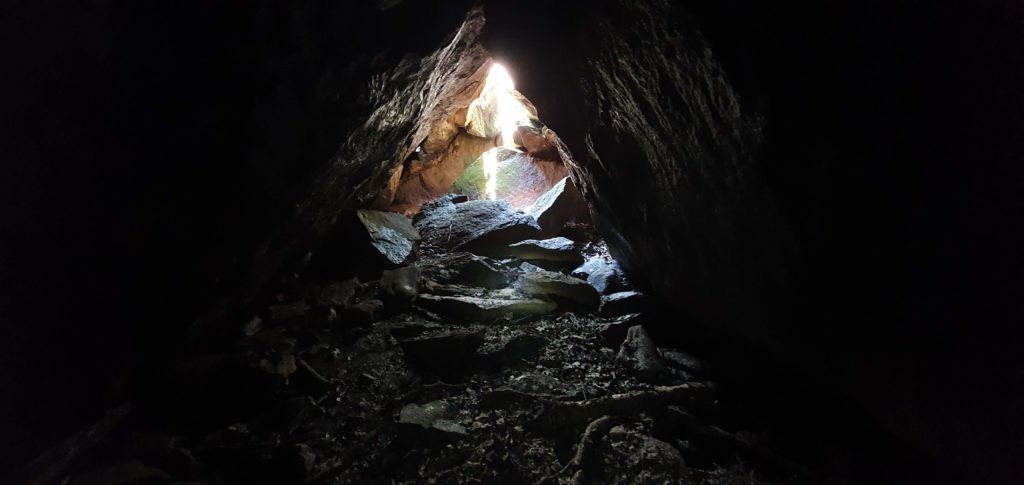 Inifrån en grotta vid Grims Hålor