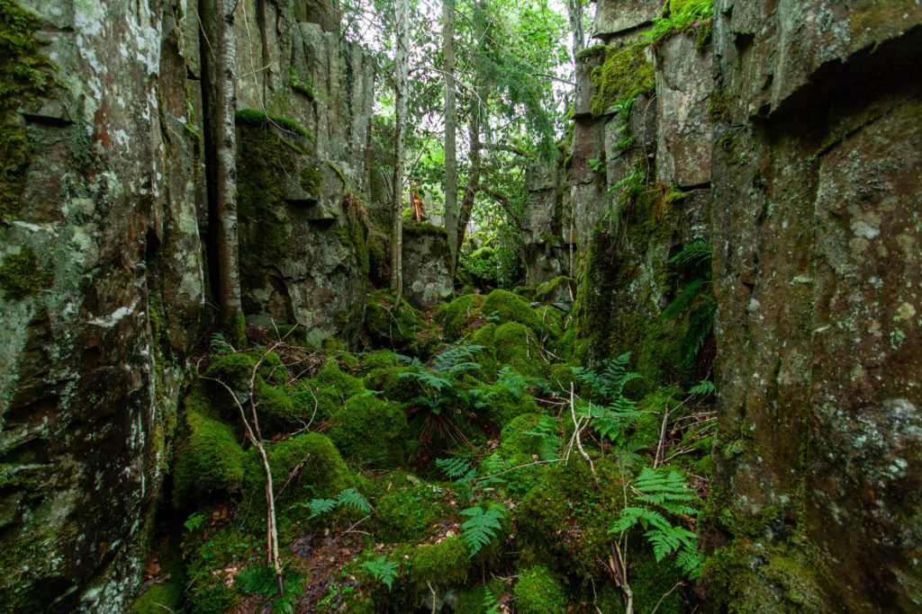 Onda hållor är en sprickformation på Halleberg.