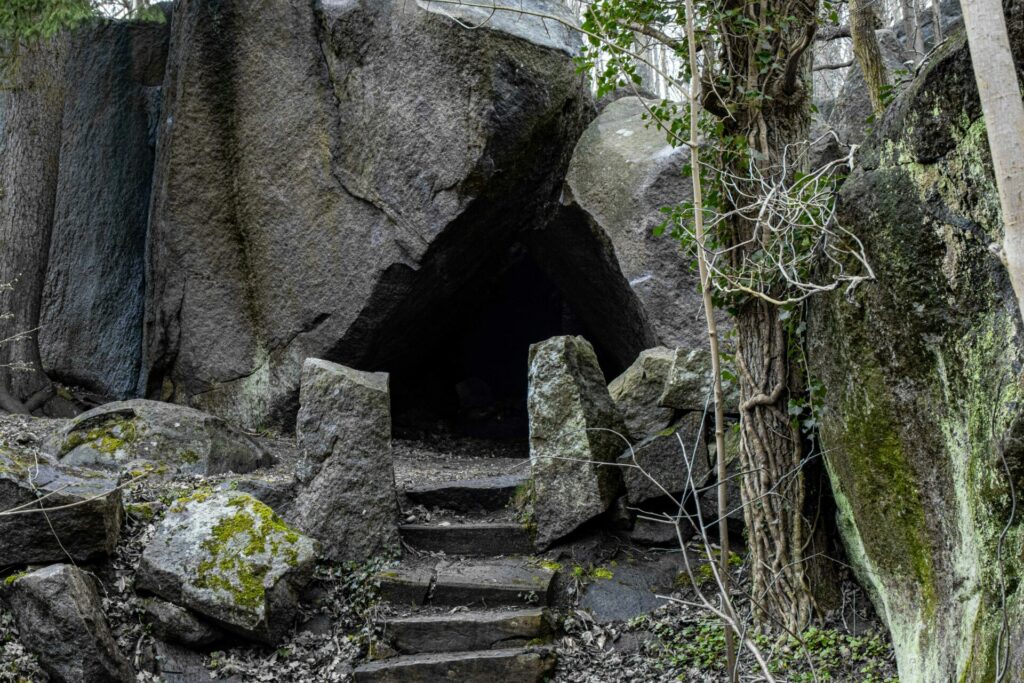 Kjugekullsgrottan, eller Kjugekärringens grotta som det också är känd