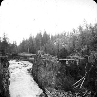 Historisk bild som visar de två tidigare broarna vid Helvetesfallet